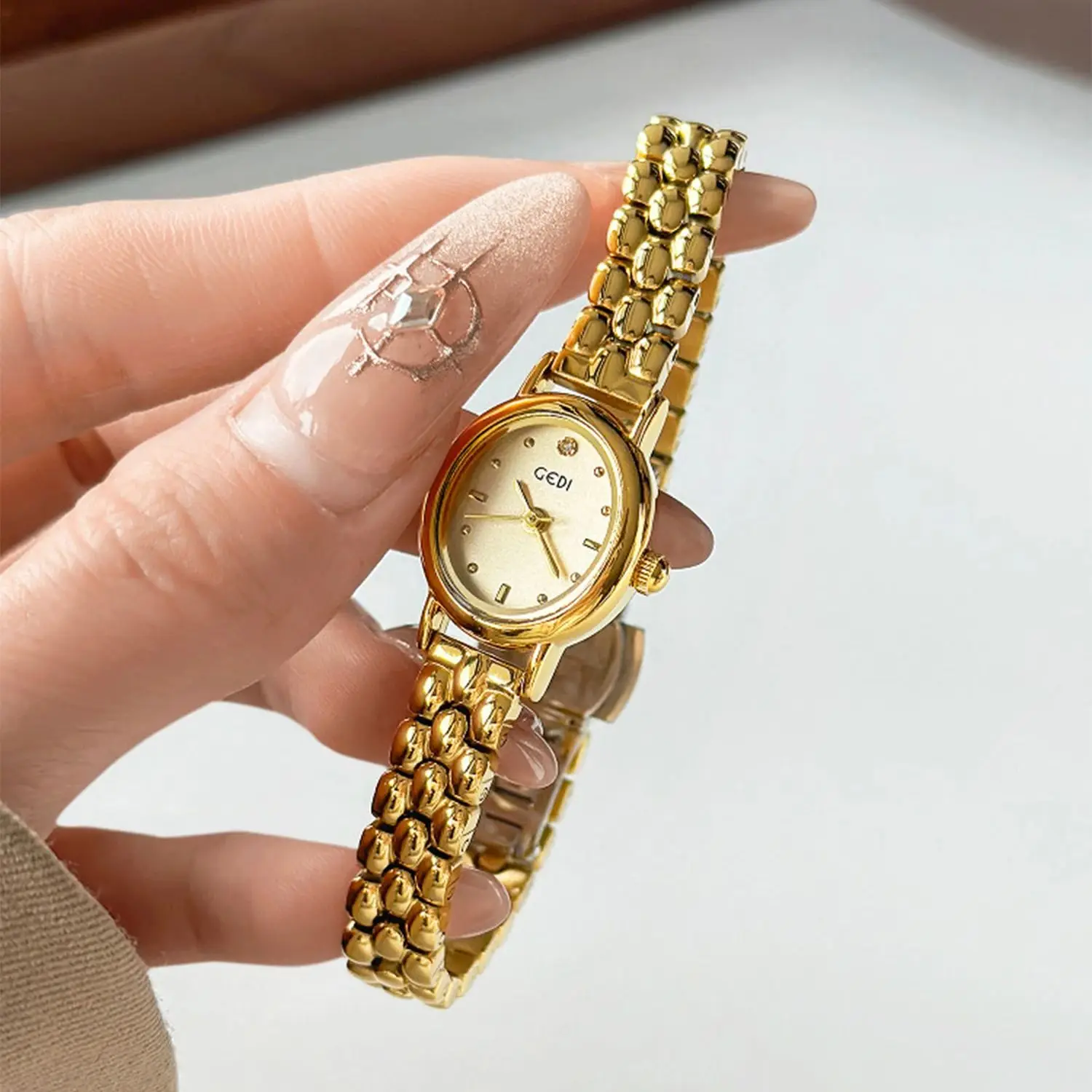 Women's Original Luxury Brands Watch, Retro Golden Oval Dial Steel Strip Premium Quartz Women's Watch Promotion, Gift