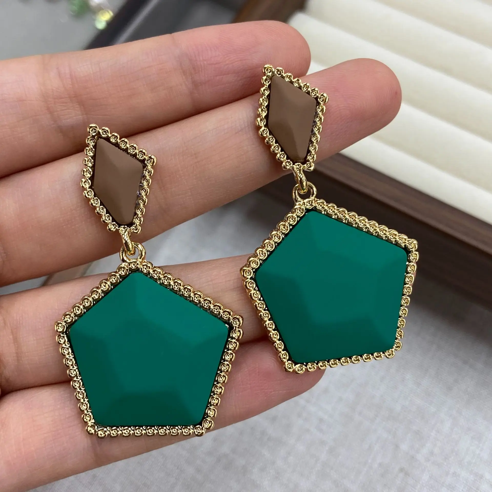 Vintage Contrast Dark Green Diamond Drop Earrings Gold Border Matte Geometric Two-Tone Splicing Earrings Women Light Luxury Eleg