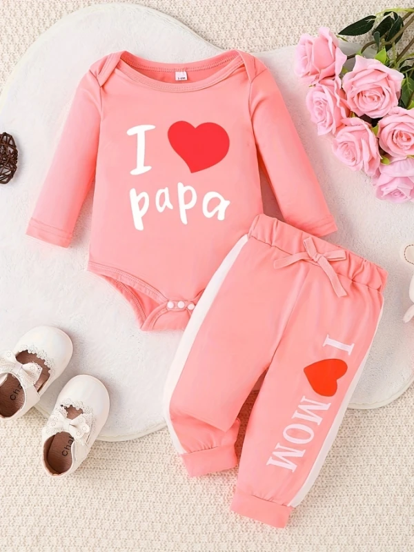 

Комплект из двух предметов: цельный комбинезон с длинными рукавами и длинные брюки с буквенным принтом для младенцев и малышей весной и осенью.