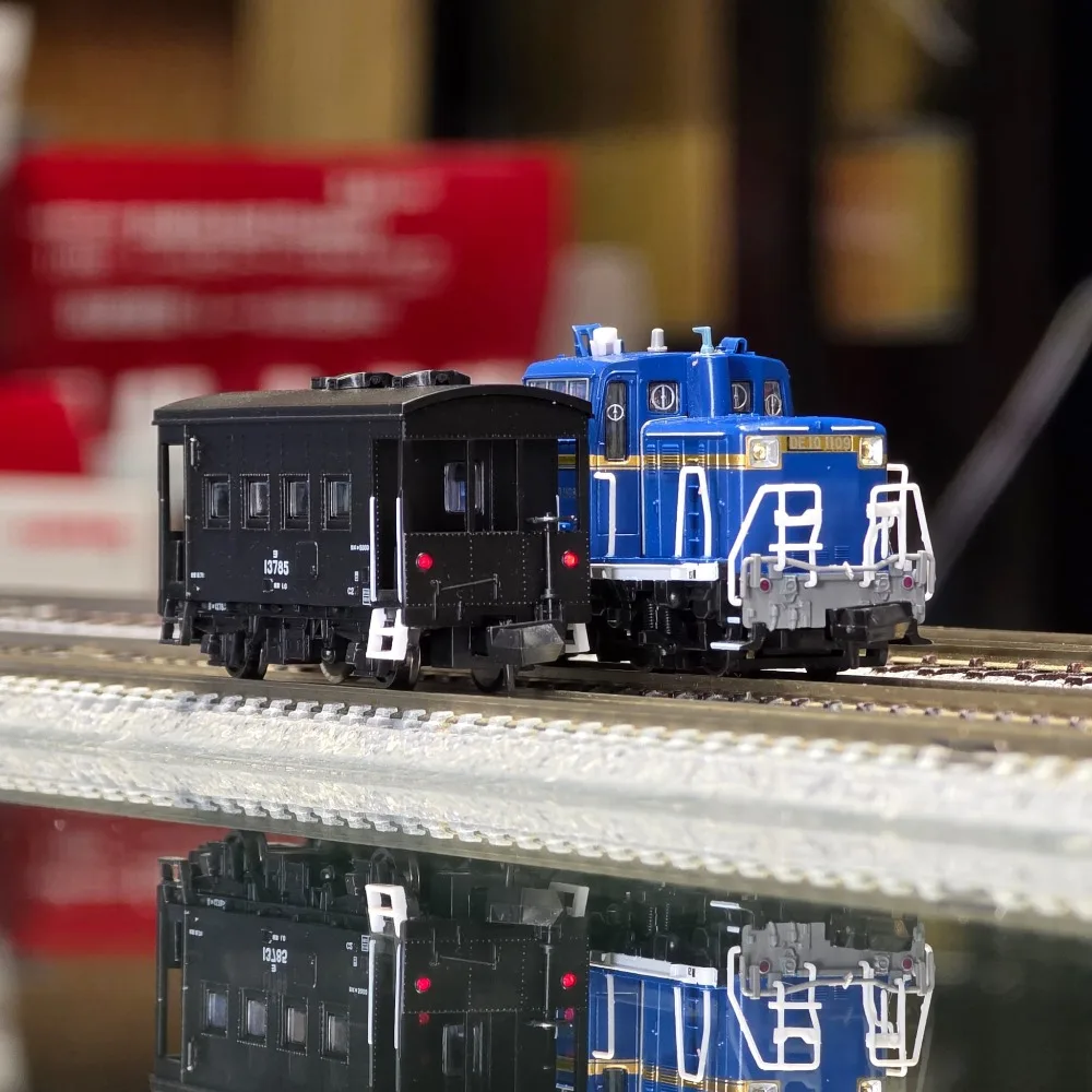 N Type 1/160 Train Model DE10 Locomotive and Guard Car Freight Car 2 Cars A3086 Miniature Model Boys Toy Gift