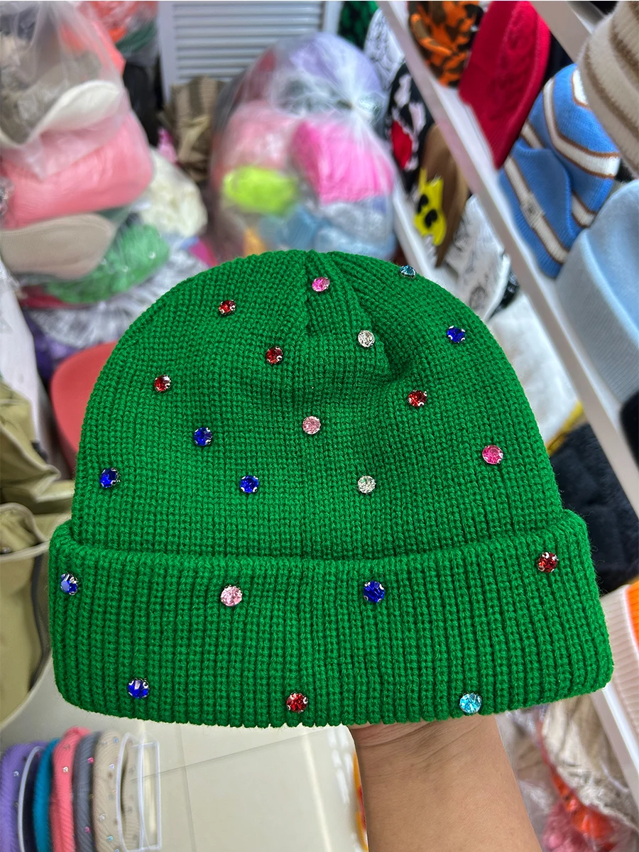 Glitzernde Strickmütze für Damen – Weiche Wintermütze mit bunten Strasssteinen für Herbst und Winter – Detail 5