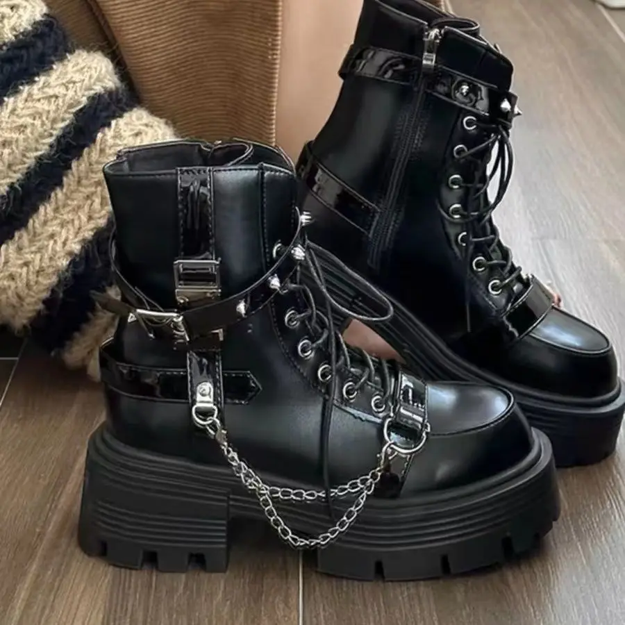 Metallketten-Lackleder Punk-Stiefeletten für Damen 2026 Winter Designer Chunky Plateau-Stiefel Schwarz Gothic Lolita Schuhe
