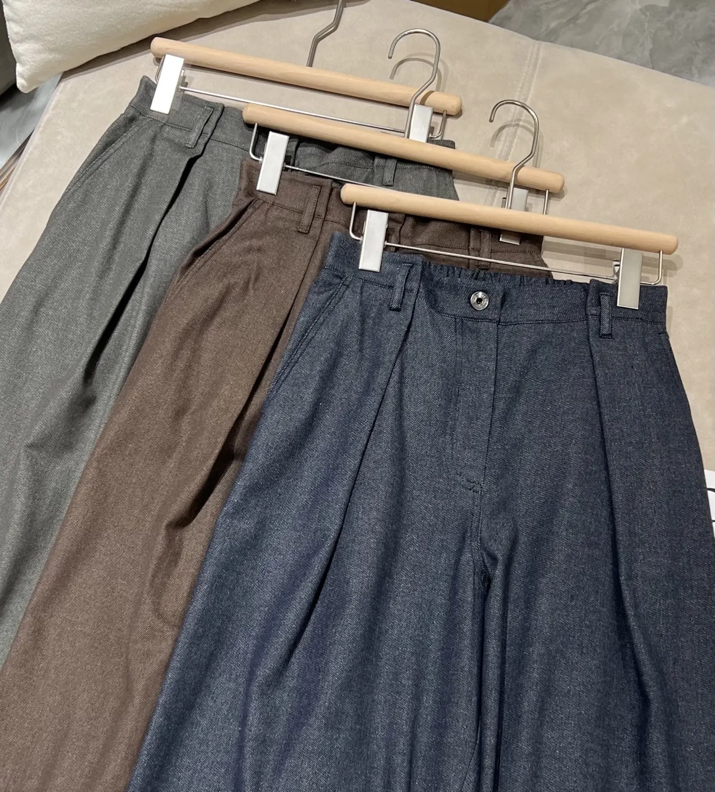 Women's high-waisted wide-leg jeans