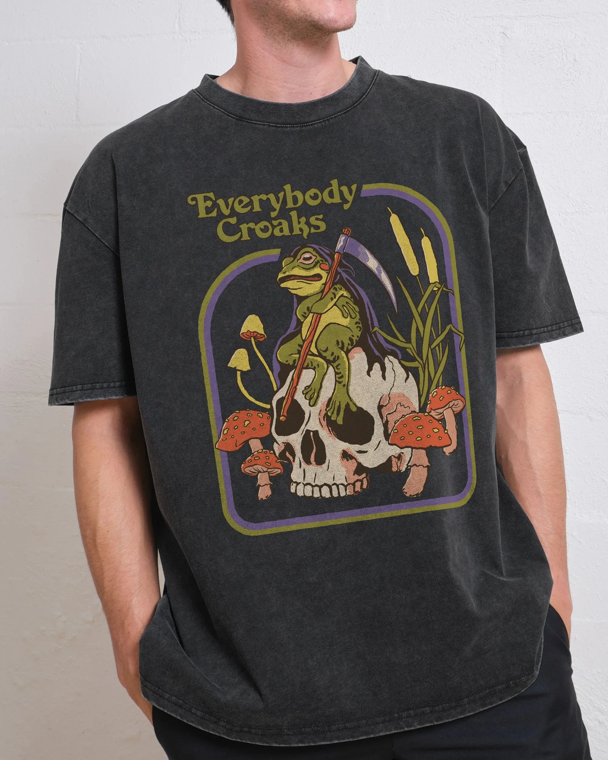 

Хлопковая футболка Everybody Croaks с причудливым темным юмором и графикой для модных повседневных и природных вибраций Футболка на Хэллоуин ко Дню всех святых