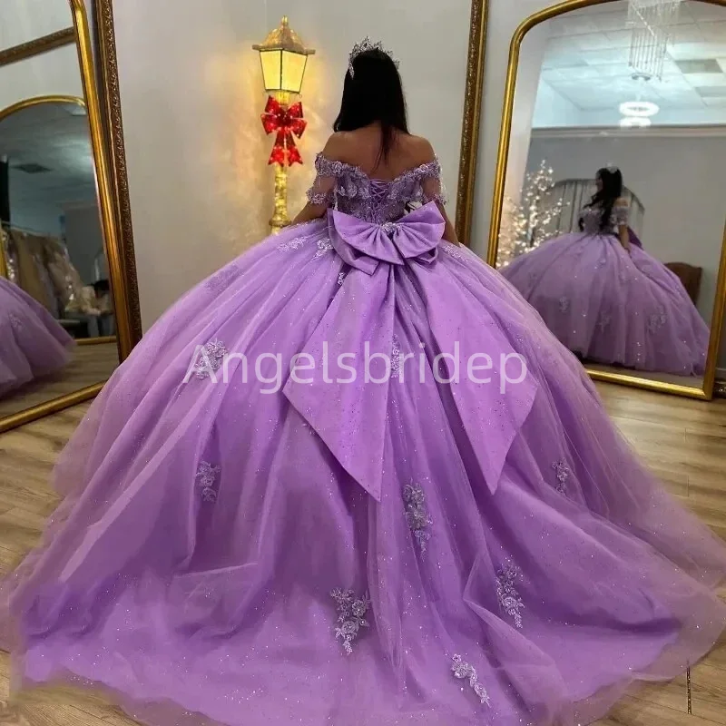 Angelsbiide ชุดเดรสแวววาวสีม่วงพร้อมโบว์ดอกไม้ appliques เปิดไหล่ vestidos de 15 anos สำหรับงานเลี้ยงวันเกิด