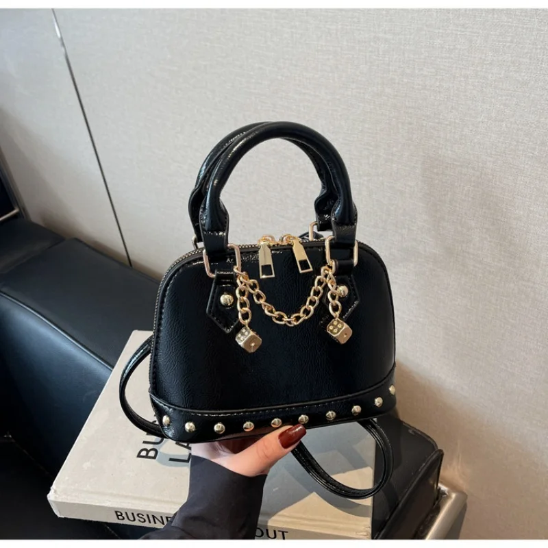 حقيبة كروس مستوحاة من الطراز الكلاسيكي للنساء، محفظة جلدية بسيطة، حقيبة ساعي البريد الراقية، شعار حروف مصمم، ركاب عصري