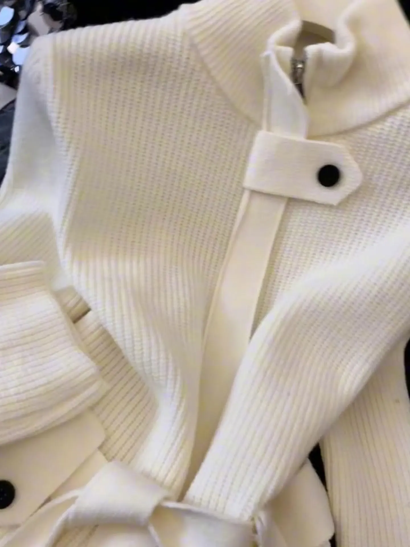 Miękki sweter z długim rękawem, styl koreański, elegancki, do pracy, top damski, moda zimowa, dzianinowy, wygodny krój.