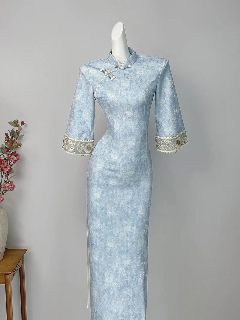 

Новое китайское элегантное светло-голубое платье-ципао для молодых женщин, высококачественное, осенне-зимнее, улучшенная модель с широкими рукавами, длинное