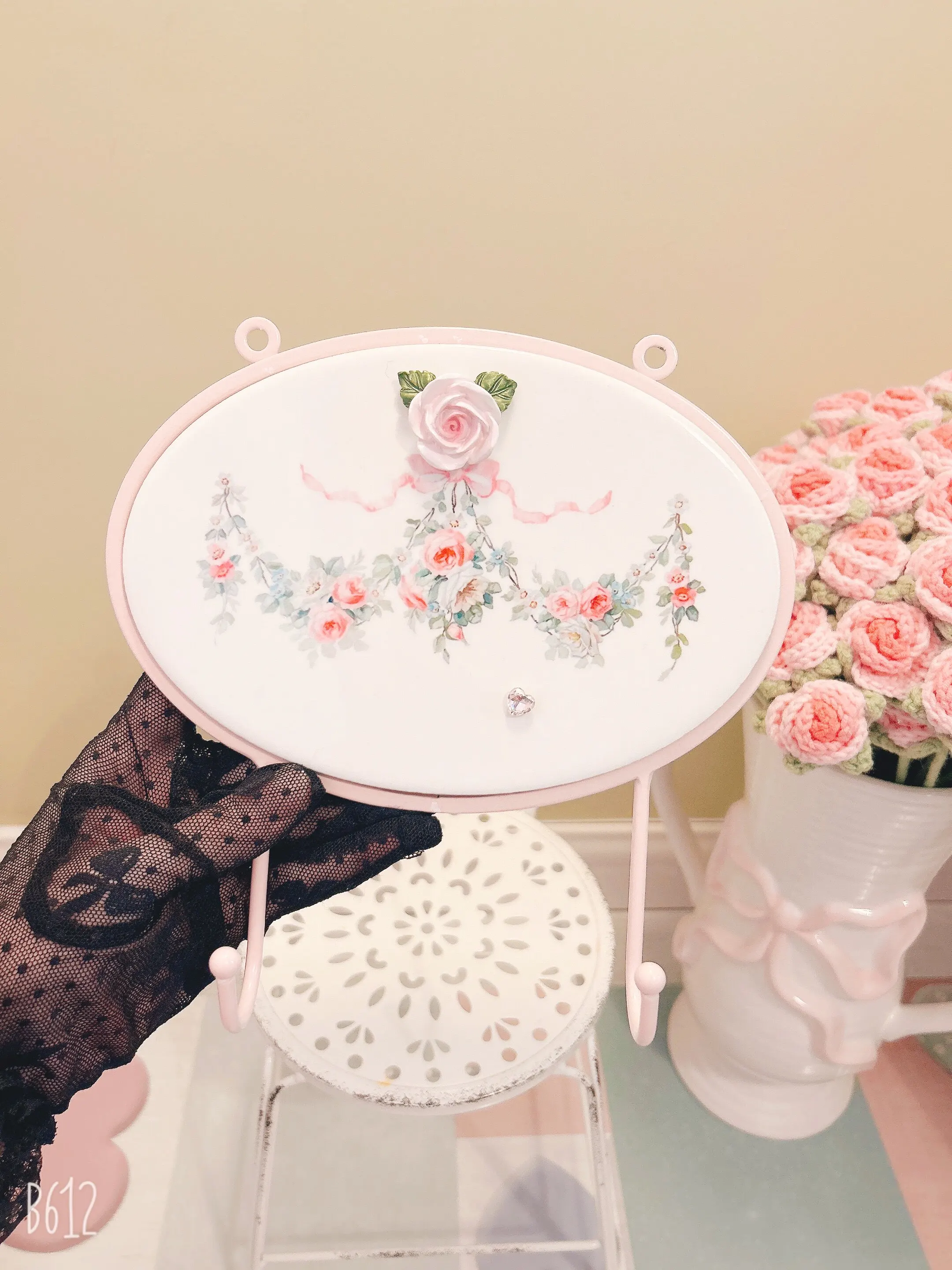 Outer Frame of Super Beautiful Hook Is Wrought Iron The Middle Is Ceramic Size  20 * 20. Pink Rose Cute Girl Two Styles Round