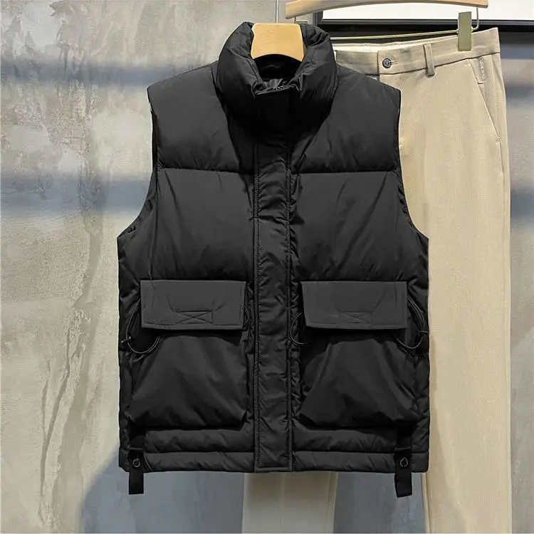 

Мужской пуховый жилет IT Ins: Зимний тренд, свободный крой, повседневный стиль, утепленный, с воротником-стойкой, с наплечными подушками, модный брендовый пуховый жилет