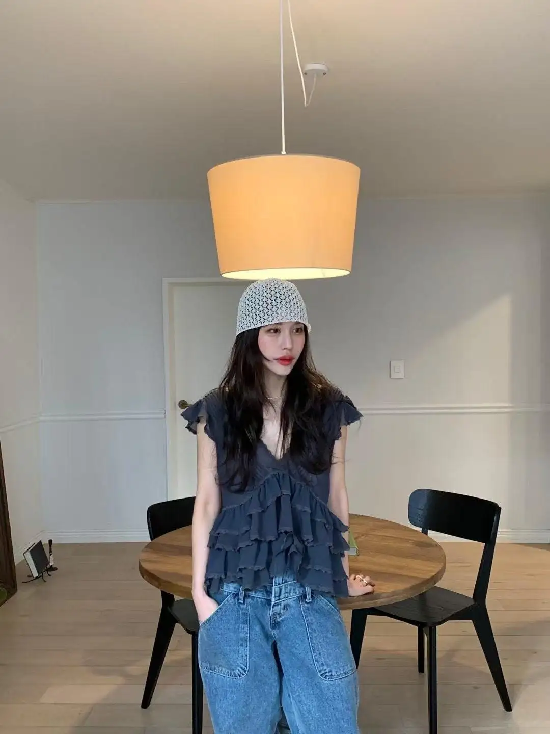 

Новая женская асимметричная блузка из полиэстера с V-образным вырезом, оборками по низу и цветочным декором, коллекция Весна-Лето