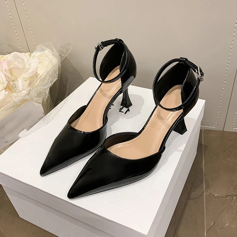 أحذية جديدة للربيع والصيف بكعب عالٍ: صندل أنيق بمقدمة مدببة وحزام واحد مفتوح الجوانب وكعب مغلق.