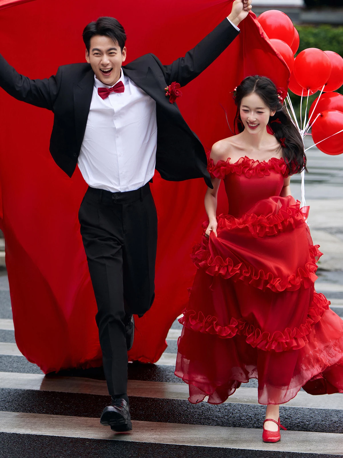 

Красное кружевное свадебное платье на одно плечо в нежном стиле с цветами ручной работы, с завышенной талией, длинной юбкой и шлейфом «рыбий хвост», без рукавов