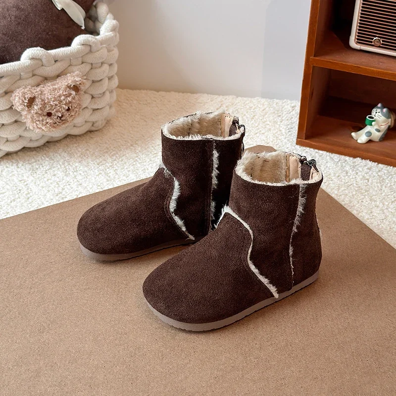 الشتاء الفتيات حذاء من الجلد غير رسمي 2025 في الهواء الطلق الصغار بسيط الاطفال موضة أفخم الأحذية الدافئة فروي شعر الأطفال الأحذية القطنية