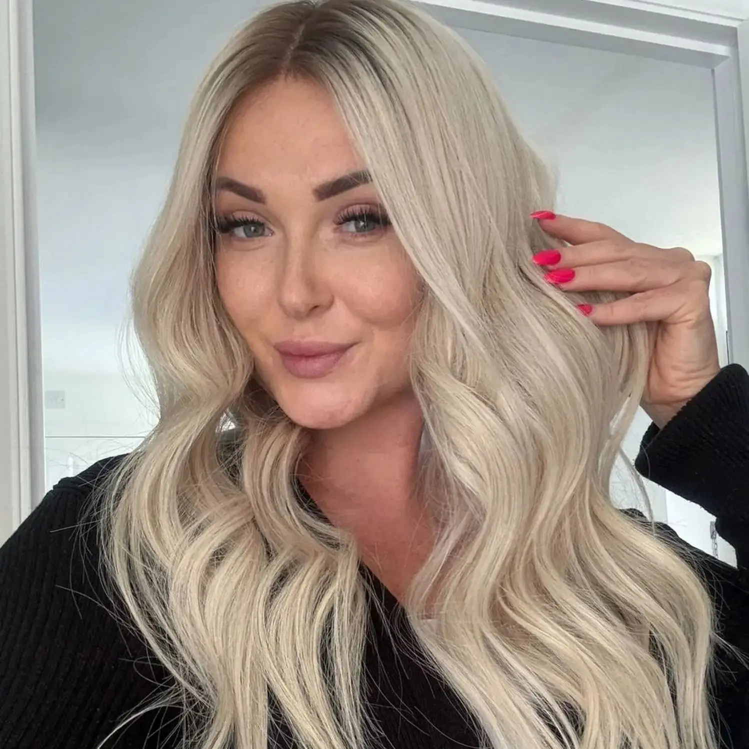 

Heat Resistant Luxury Wavy Ombre Shadow Roots Ash Blonde Lace Front Wig For Women Easy To Wear Long Length Heat Resistant Fiber