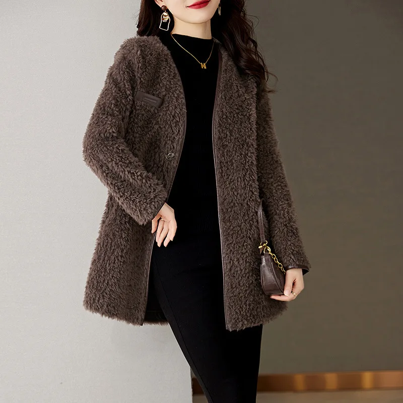 2024 new lamb fur coat for women in autumn and winter, featuring suede and velvet for socialites, fashionable and thickened with