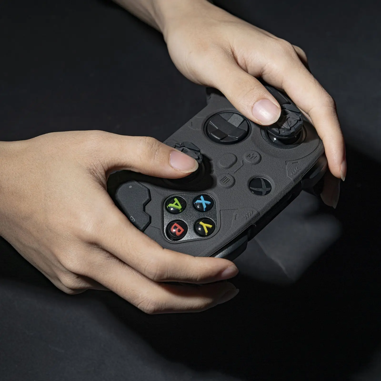 Zestaw uchwytów do kontrolera taktycznego GeekShare G.S.TAC kompatybilny z kontrolerem Xbox Series X/S z 2 nakładkami na kciuki