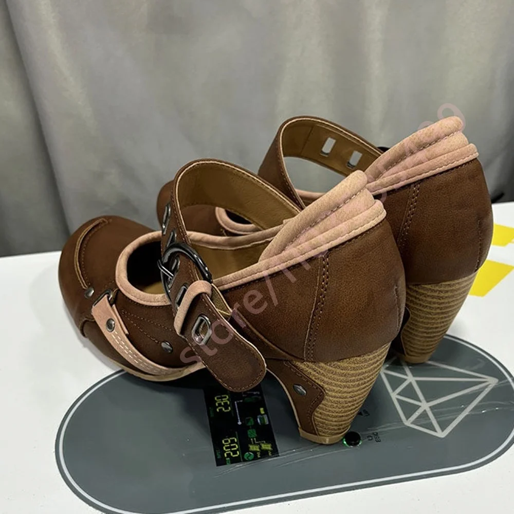 2026 Vintage Braun Zweifarbige Mary Jane Pumps für Damen mit Runder Spitze, Metallschnalle, Nieten-Dekor, Blockabsatz, Retro Alltags- und Abendschuhe