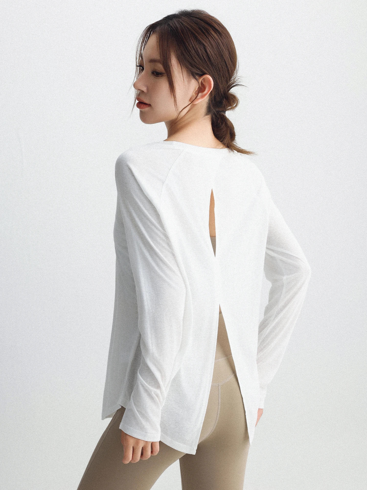 

Элегантный женский топ для йоги с длинными рукавами и открытой спиной, для бега, тренировок, фитнеса, пилатеса, дышащий, быстросохнущий, комфортный, из трикотажа.