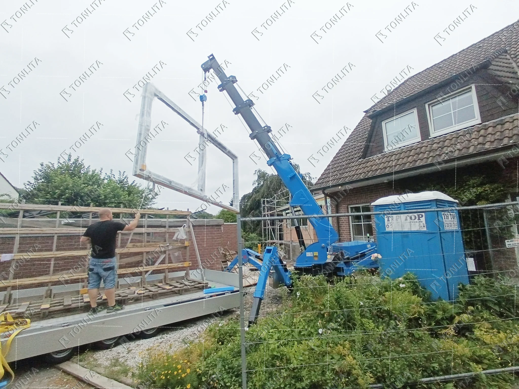 YG Mobile Lifting Crawler 3 Ton Glass Installation Confined Spaces Remote Control Small Spider Crane With Man Basket