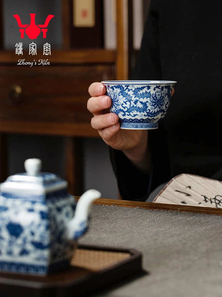 

Zhongjia Ceramic Tea Jingdezhen Chai Kiln Blue And White Hand Painted Phoenix Tail Lotus Master Single Cup Press