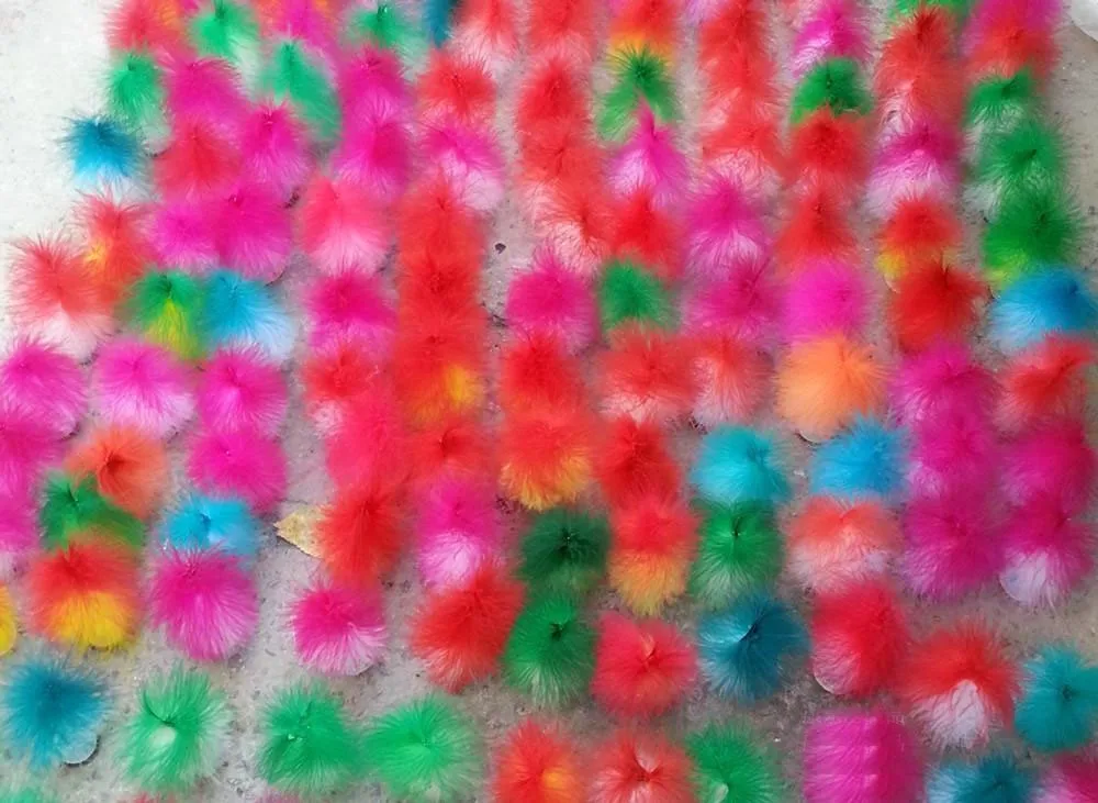 Volant en plumes sculptées, performance de volant à fleurs avec base en peau de vache stable