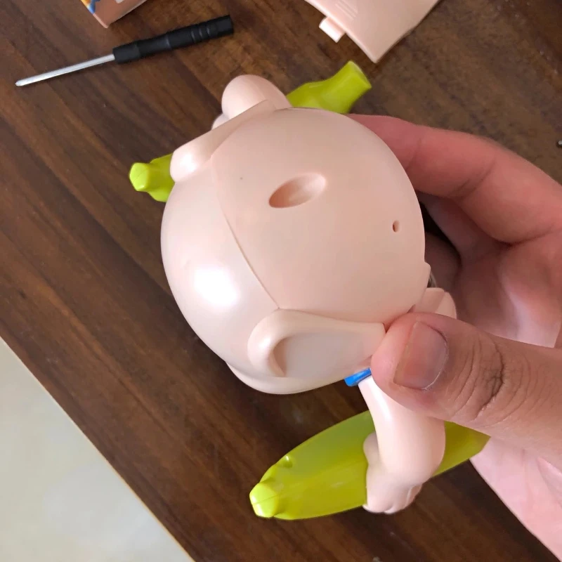 

Электрическая светящаяся сальторущая свинья: автоматическое переворачивание музыки, внимание детей, идеально подходит для семейных развлечений и взаимодействия.