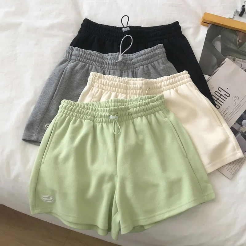 Pantalones cortos deportivos de verano para mujer, pijamas finos y sueltos de seda helada, pantalones cortos rectos ajustados de cintura alta a la moda para mujer