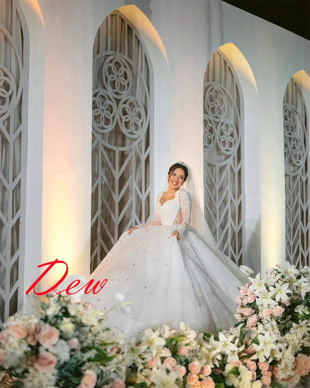 ที่กําหนดเองคุณภาพสูงสีขาวซาตินชุดเจ้าสาวอารมณ์ที่ไม่มีสายหนังแขนยาวชุดแต่งงาน Chapel Train เปิดกลับชุด