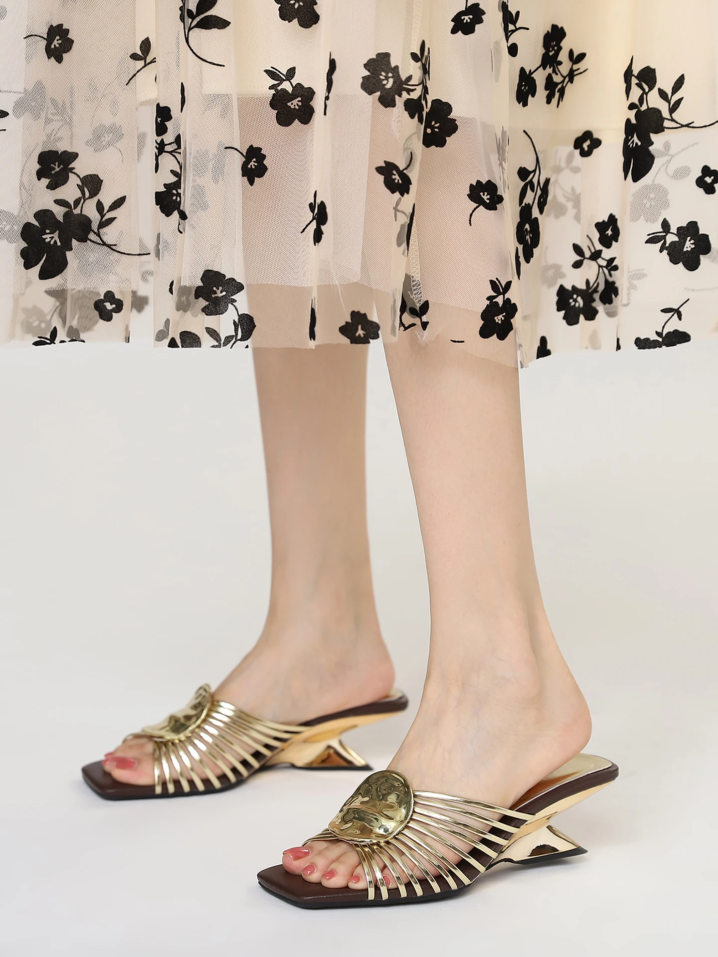 Retro Roman Style Women's Sandals Open Toe Slip-On Metal Woven Thong Summer Shoes Comfortable Holiday Flats Heel Design