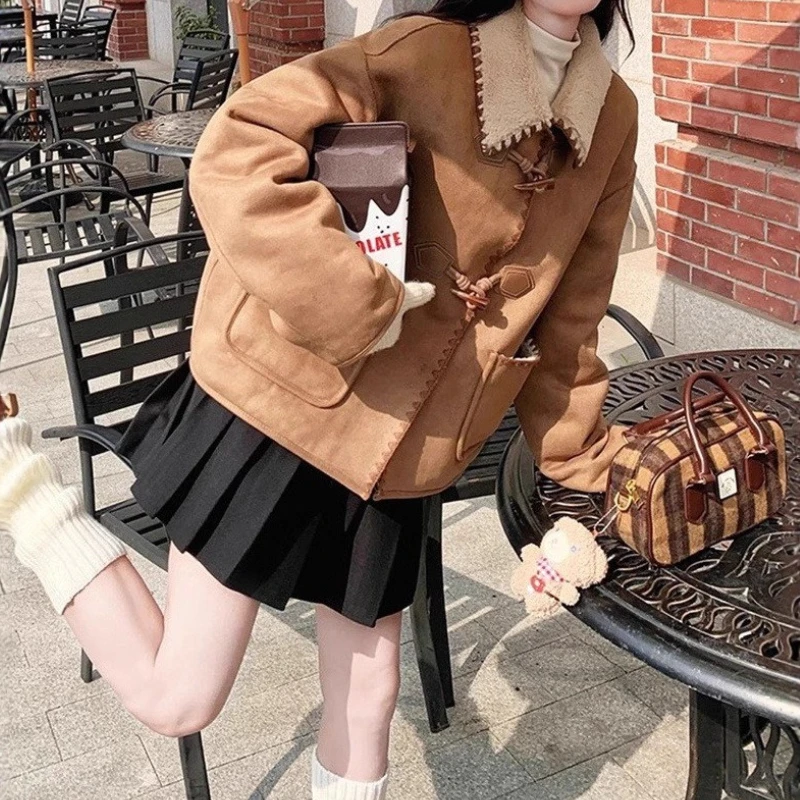 معطف نسائي شتاء 2025 جديد صغير الحجم قصير سميك من القطن مع إبزيم تبديل، مخمل من جلد الغزال، وصوف خروف