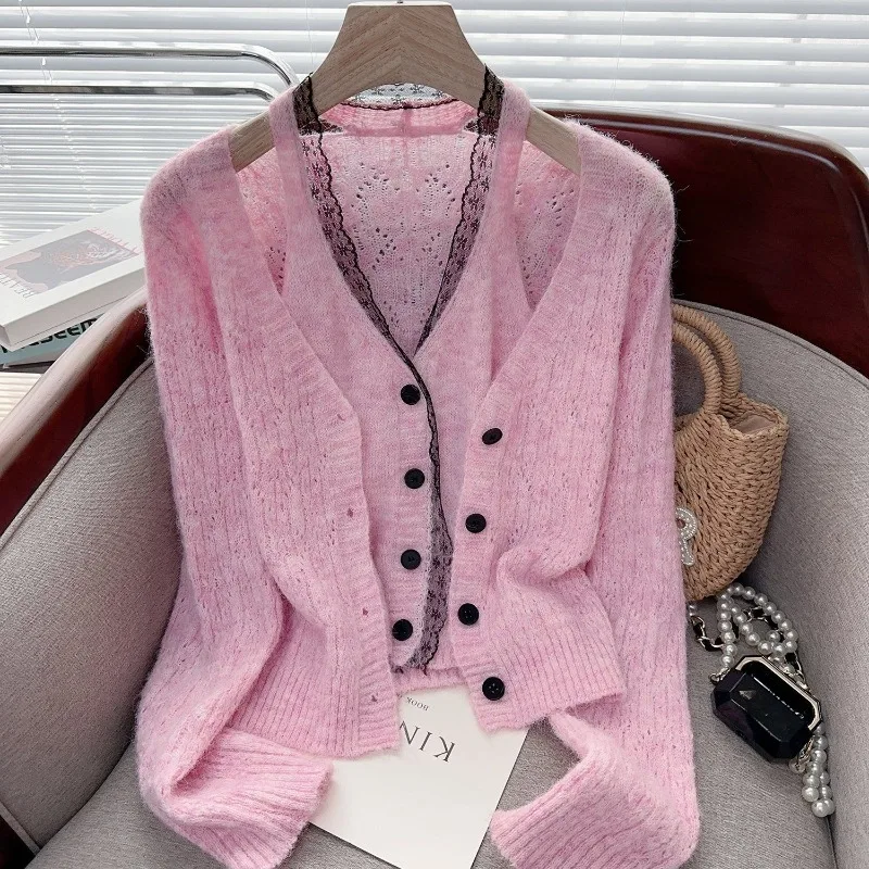 Un elegante e confortevole set di maglioni cuciti in pizzo con design finto in due pezzi Nuovo maglione lavorato a maglia primaverile autunnale e un top di nicchia