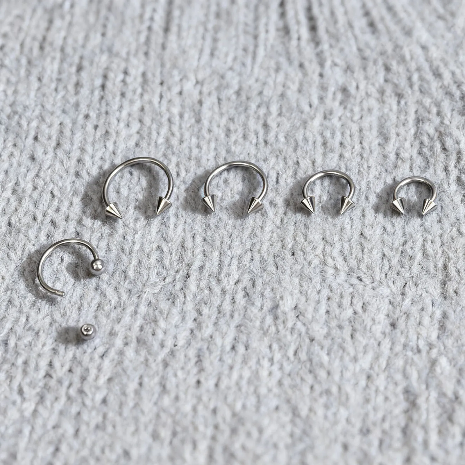 32 قطعة من حلقات الشفاه الفولاذية الجراحية مجوهرات Labret - ثقب دغة مونرو والأفعى، 16 جرام ترصيع اللولب/الديث/الزنمة للنساء والرجال