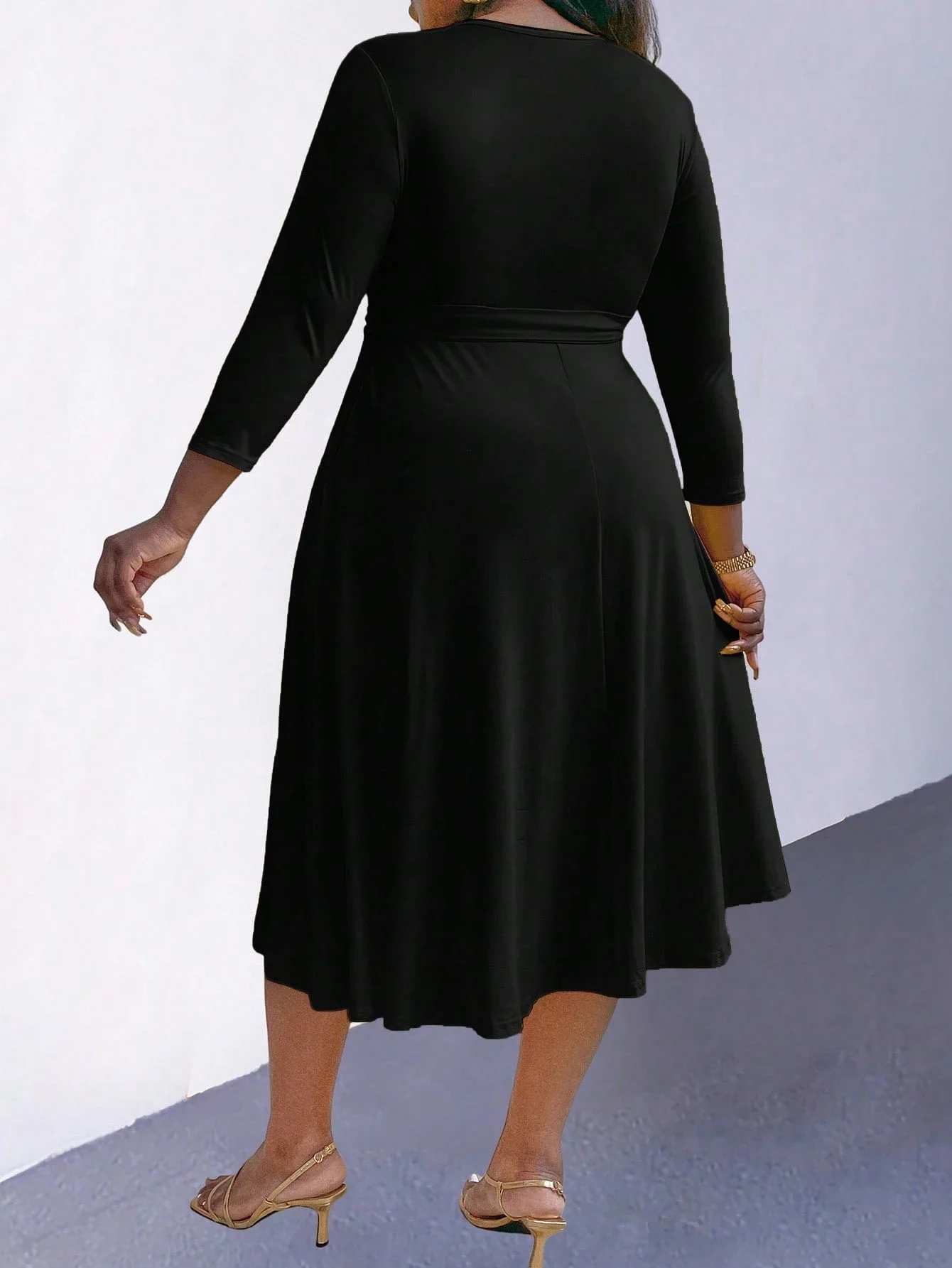 

Женское платье миди А-силуэта с круглым вырезом и завязками на талии больших размеров