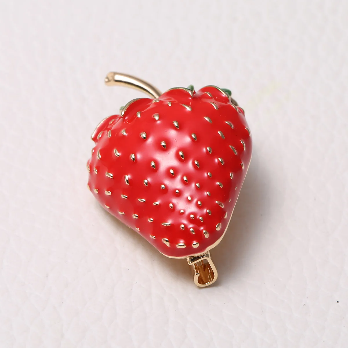 Exquisite strawberry brooch, fruit clasp, personalized, fashionable, compact mini pin, small and cute accessories