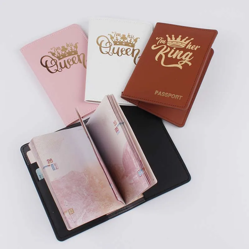 Funda de pasaporte para pareja, estampado en caliente "KING & QUEEN", nuevo amante Funda de pasaporte de viaje para hombres y mujeres, soporte de pasaporte de boda, regalo de boda de moda