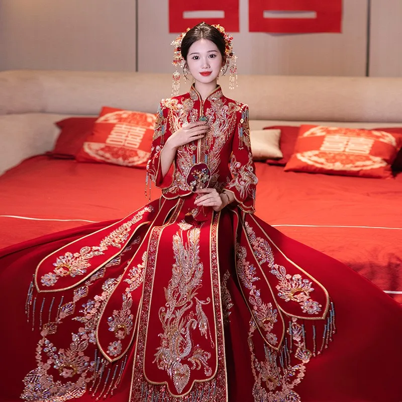 

Новое сверхпрочное бархатное свадебное платье в китайском стиле представлен для тостов.