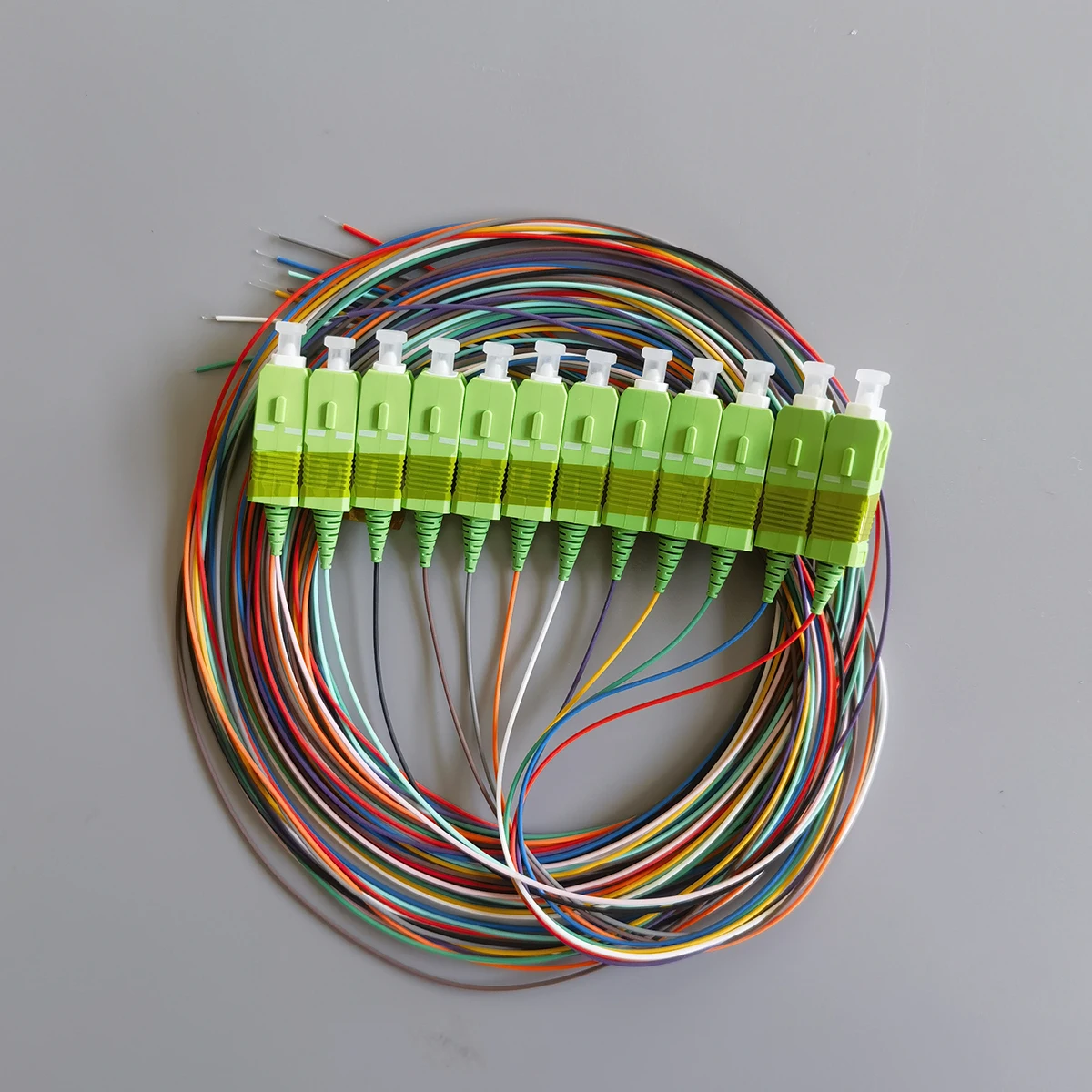 SC/APC الألياف البصرية ضفيرة 2 متر 0.9 مللي متر وضع واحد الألياف موصل ضفيرة 12 ألوان داخلي FTTH موصل سريع كابل