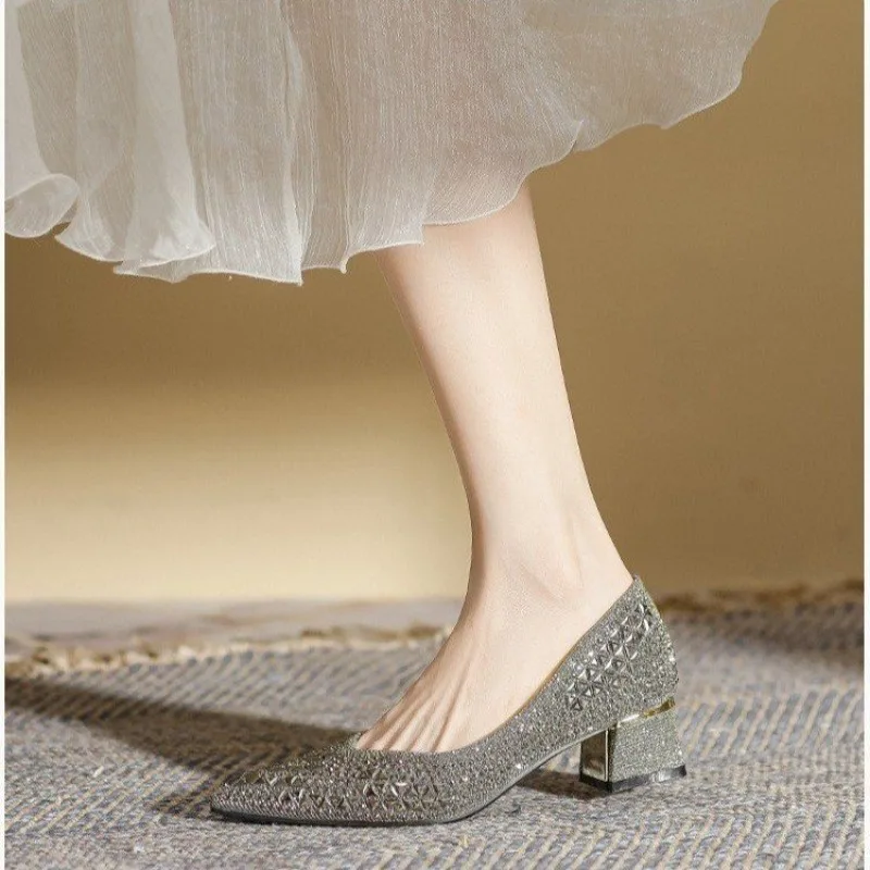 Glitzernde Kristall-Strass Damenpumps mit Hohlmuster, spitzer Zehenpartie, niedrigem Blockabsatz, zum Hineinschlüpfen, für Hochzeitsgäste, Abschlussball, Party, Kleider. – Detail 3