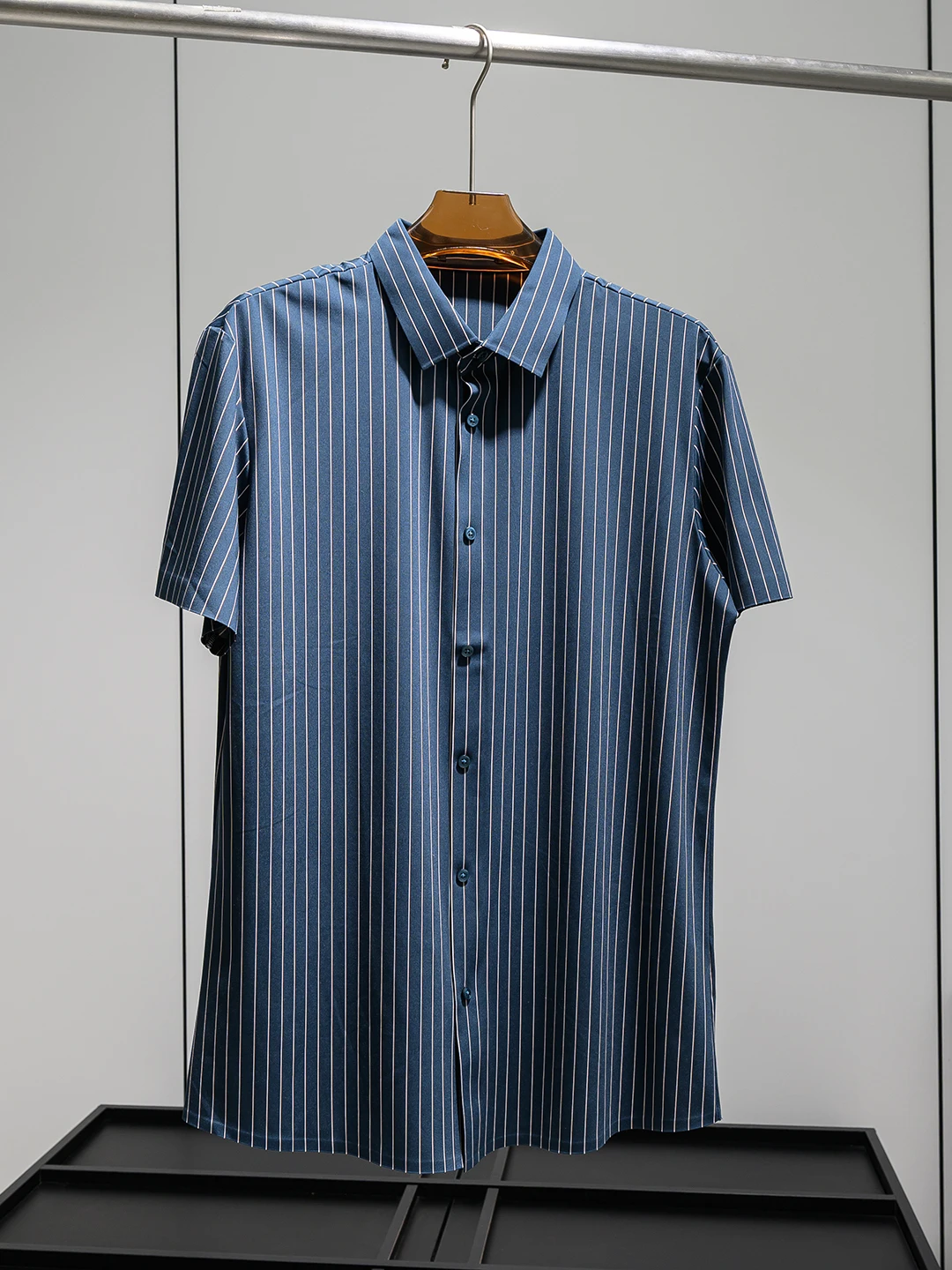 

Silk Smooth Drapey Short Sleeve Business Casual Men's Shirt Standard Fit Anti-Wrinkle High Elasticity Striped Pattern Button up