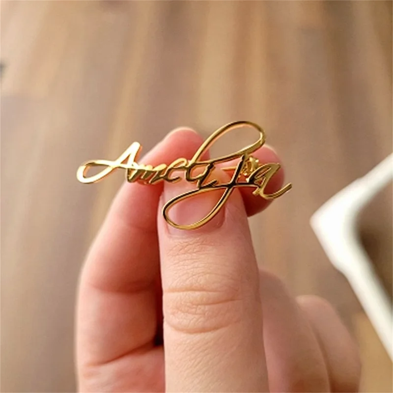 Broche de nome personalizado para mulheres, aço inoxidável, texto lapela pinos, crachás, logotipo carta personalizada, broche de identificação,