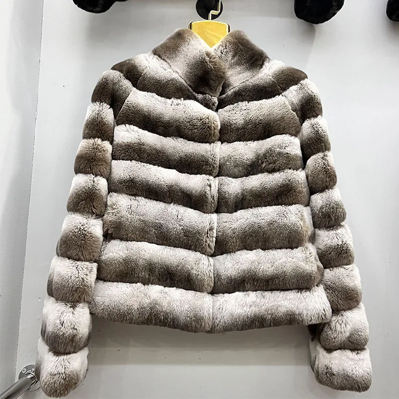 سترة شتوية نسائية جديدة لعام 2025 بلون شينشيلا معطف فرو أرنب ريكس حقيقي بأكمام طويلة وسترات خارجية فاخرة ودافئة