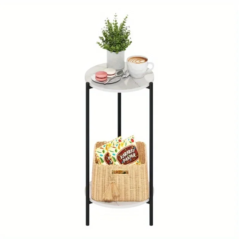 طاولة جانبية مستديرة حديثة ذات طبقات مزدوجة باللون الأبيض الرخامي مع أرجل معدنية قوية وتصميم أنيق مبسط. طاولة جانبية