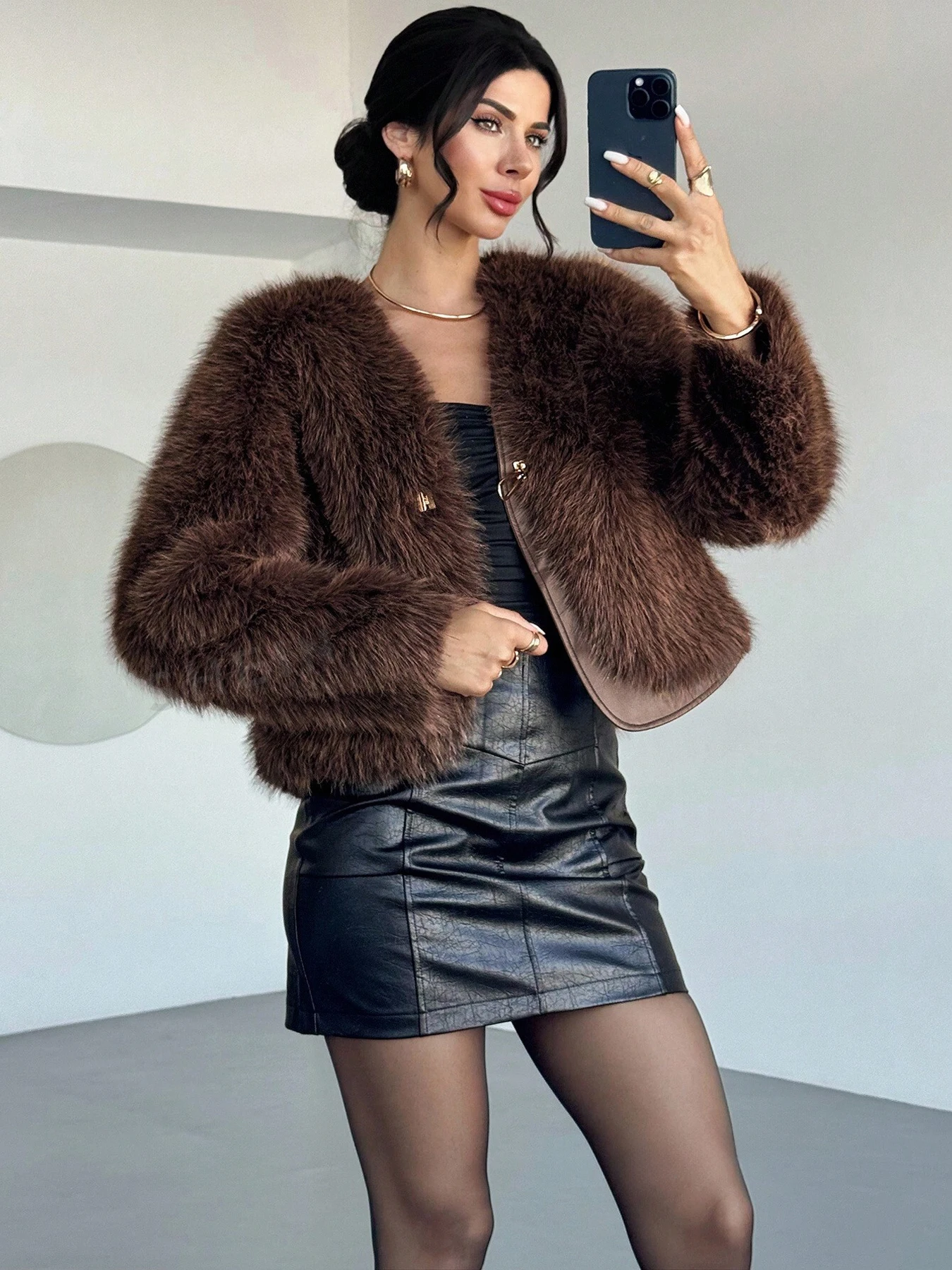 HH Women Elegant Short V-Neck Faux Fur Plush Outwear Luxurious Textured Spliced ​​Leather Retro Jacket Autumn Night Date Coat