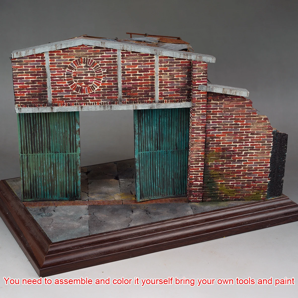 Architektonisches Gebäudemodell zum Zusammenbauen, Miniatur-Diorama einer zerstörten Fabrik, Maßstabsmodellbausatz, Holz-Display-Basis, Auto-Ständer, 1/35 – Detail 2