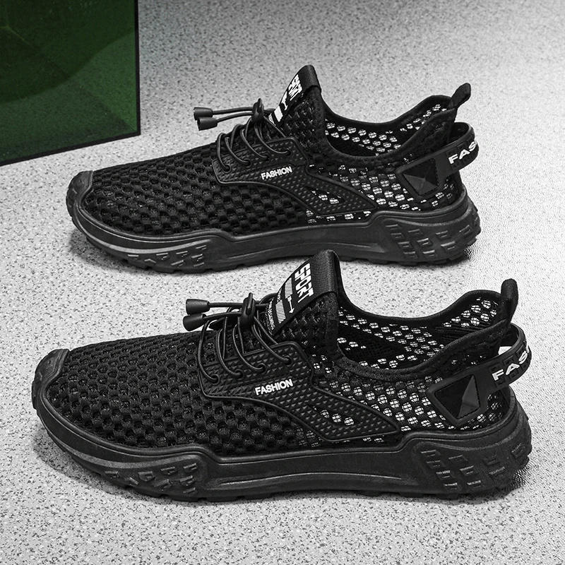 

New Type of Outdoor Running Shoes for Men's Casual Wear Featuring A Lightweight Solid Color Mesh with A Flying-woven Lace-up