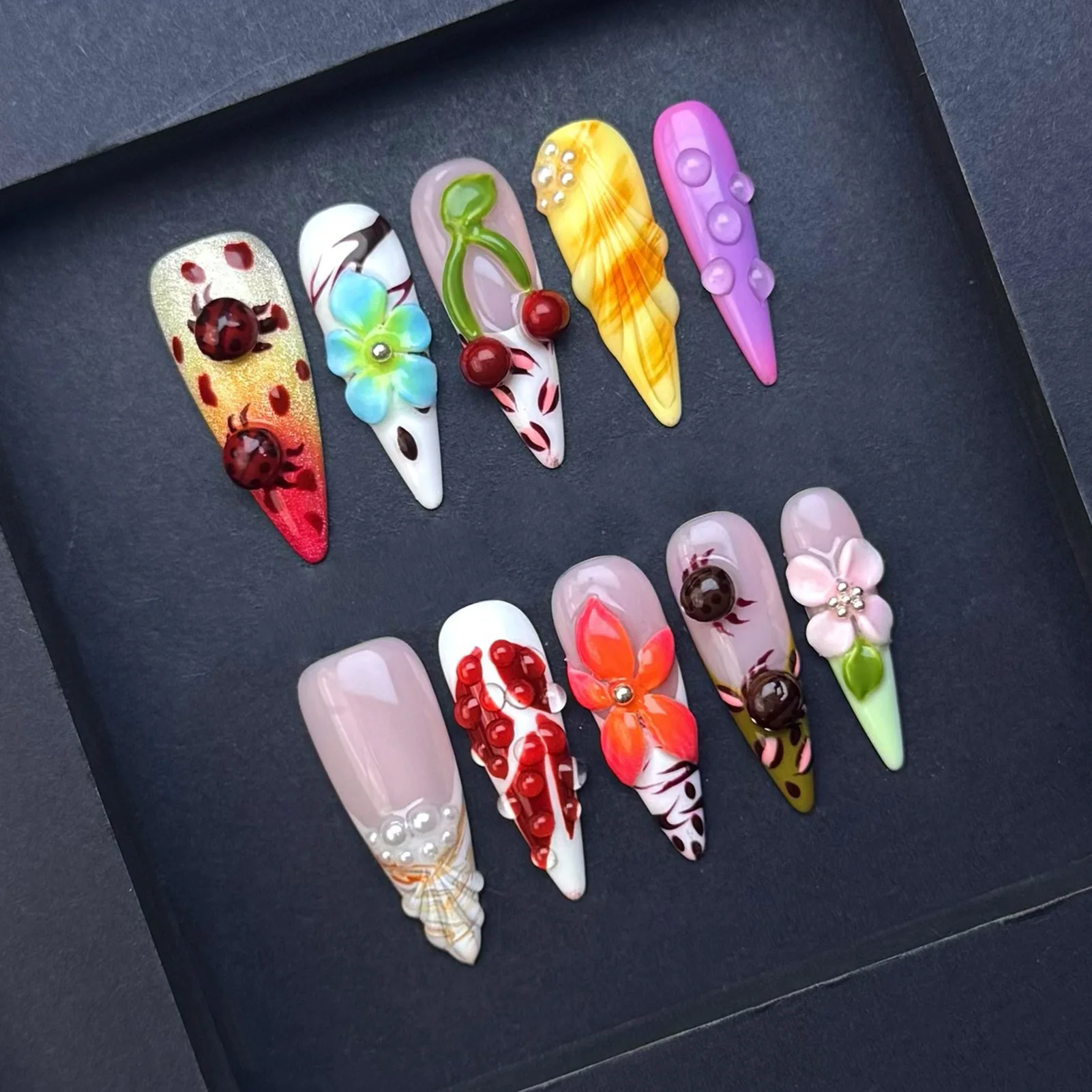 เล็บปลอมแบบกดติดลายดอกไม้ 3 มิติ สีสันสดใส ทำมือ แต่งลายเลอะเลือน ทรงยาวปลายแหลมแบบฝรั่งเศส สำหรับฤดูร้อน สไตล์สาวหวานซี้ๆ จำนวน 10 ชิ้น