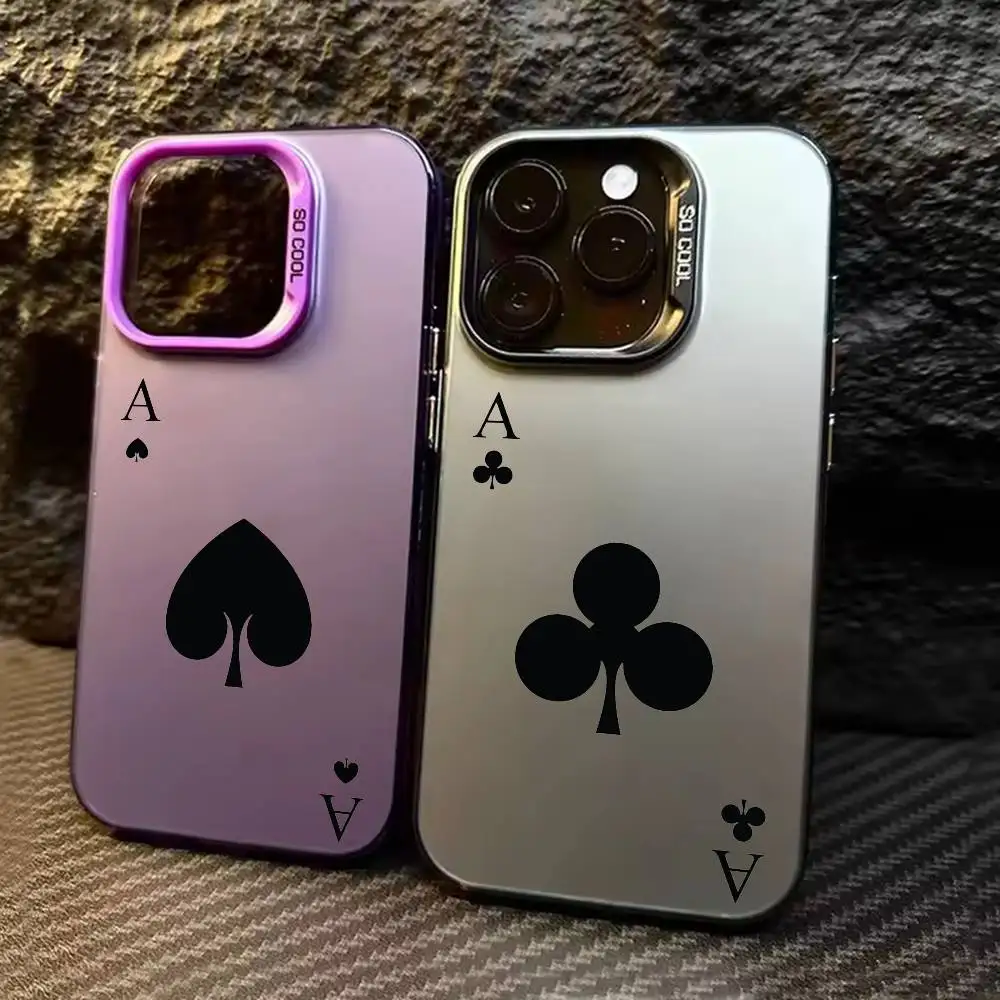 capa-de-celular-preta-com-estampa-de-cartas-de-poker-e-acabamento-prateado-para-iphone-17-16-15-14-13-12-11-pro-max-plus