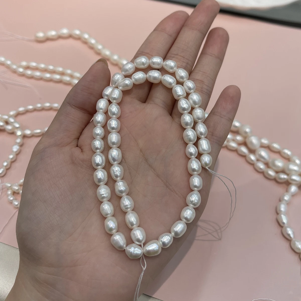 AA DIY Reisperlen, natürliche Süßwasserperlen, 3–10 mm, zum Basteln von Schmuck, für DIY-Halsketten, Armbänder, Ketten und Ohrringe. – Detail 4