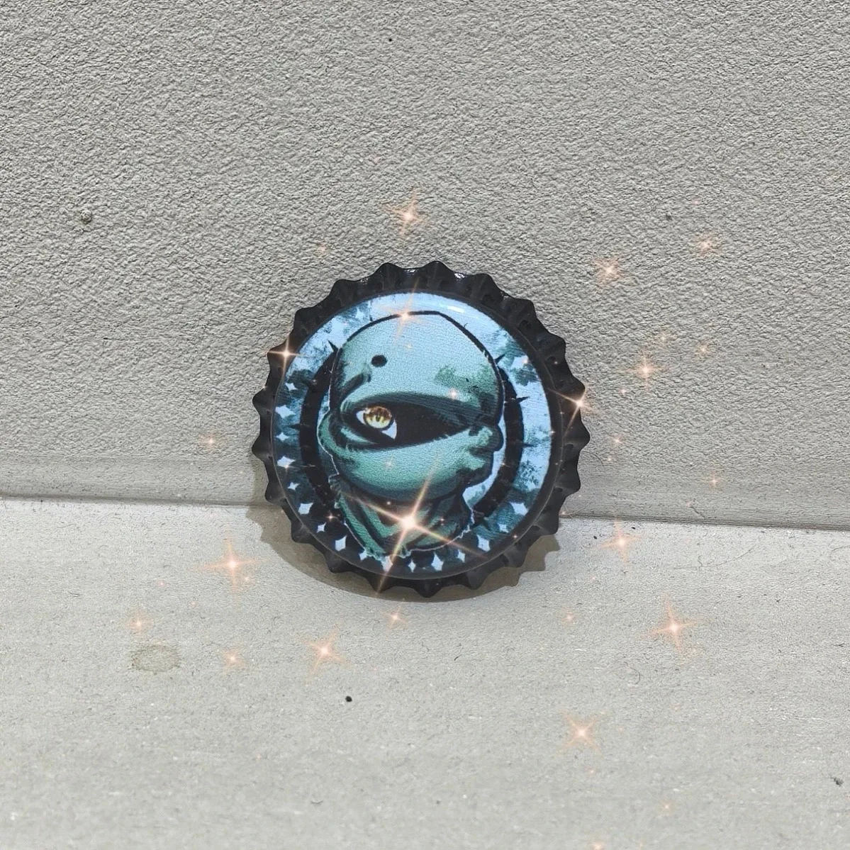 La mercancía de cosplay del juego Call of Duty de bacalao presenta cinco insignias de tapa de botella del tesoro